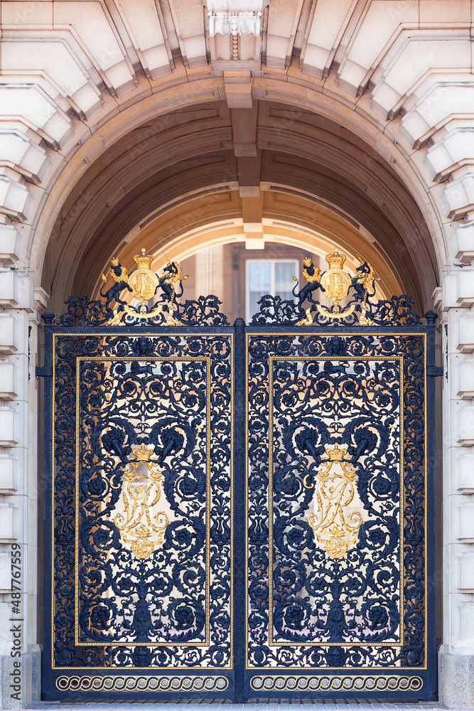 Buckingham Palace, decorative metal golden gate to the courtyard, London, United Kingdom.