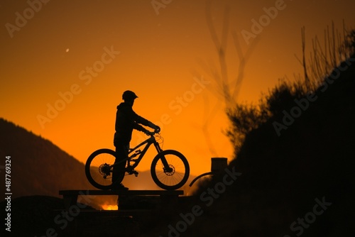VTT vélo de montagne sports extrêmes la nuit en montagne pose longue