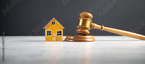 Slika na platnu judge gavel and house model at courtroom
