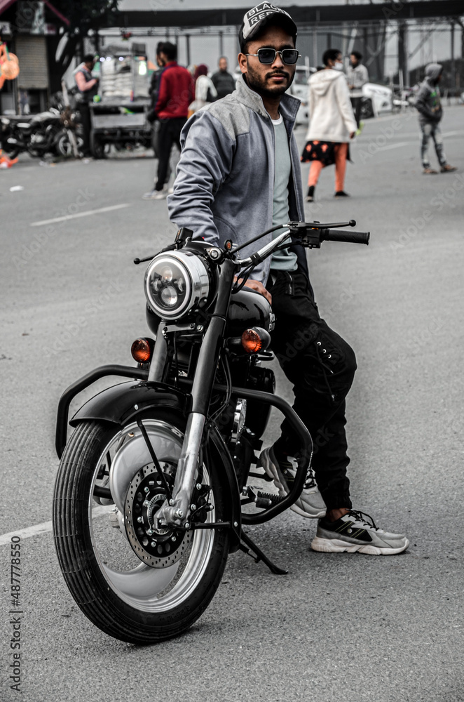 Naklejka premium person riding a motorcycle