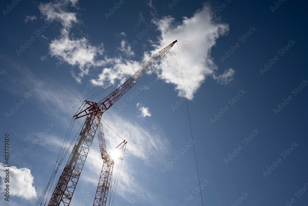 建築工事現場のタワークレーン