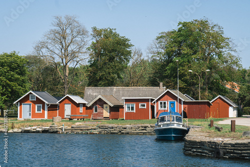 Rotes Schwedenhaus mit Boot davor