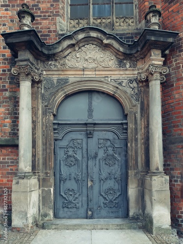 Obraz na płótnie Old door between two columns w salonie