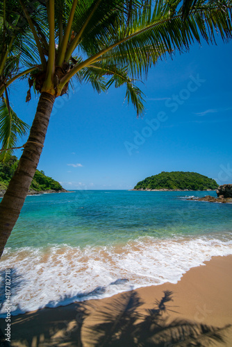 Fototapeta Naklejka Na Ścianę i Meble -  Summer beach sea with island in summer sun blue sky background.