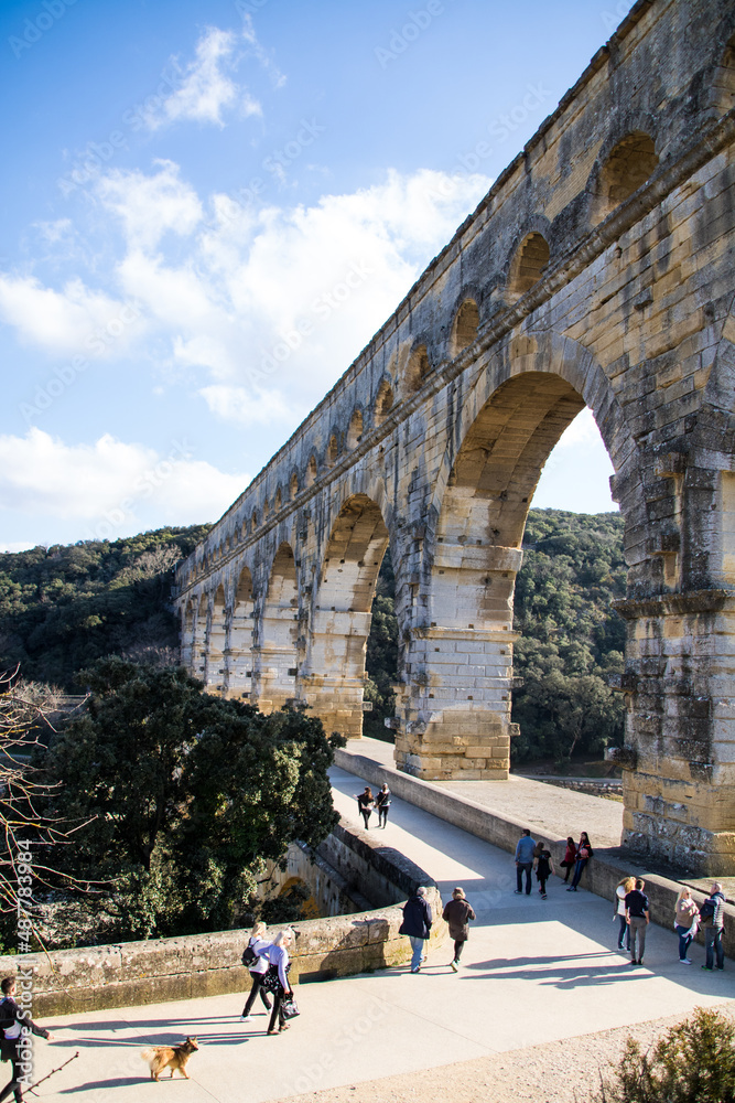 Vue sur le Pont du Gard depuis le contrebas de l’édifice (Occitanie, France)