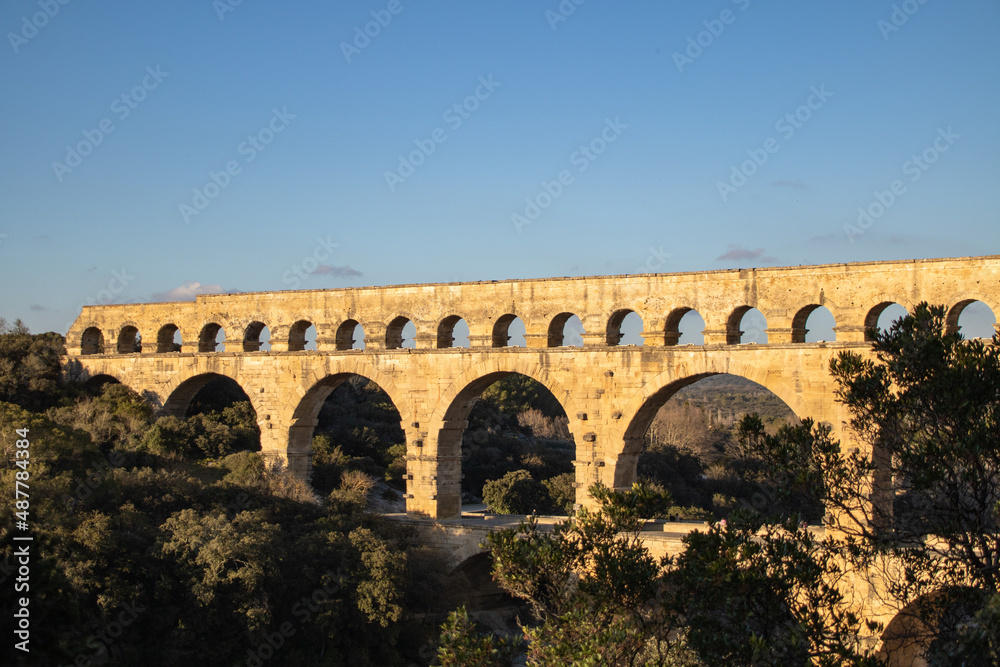 Vue sur le Pont du Gard illuminé par le soleil (Occitanie, France)