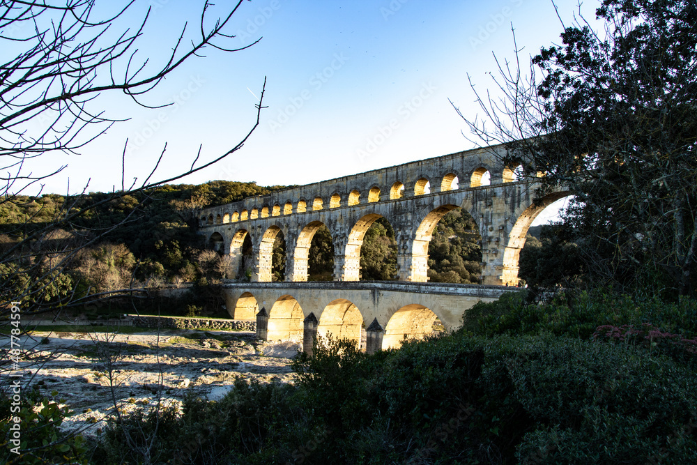 Vue sur le Pont du Gard depuis le contrebas de l’édifice (Occitanie, France)