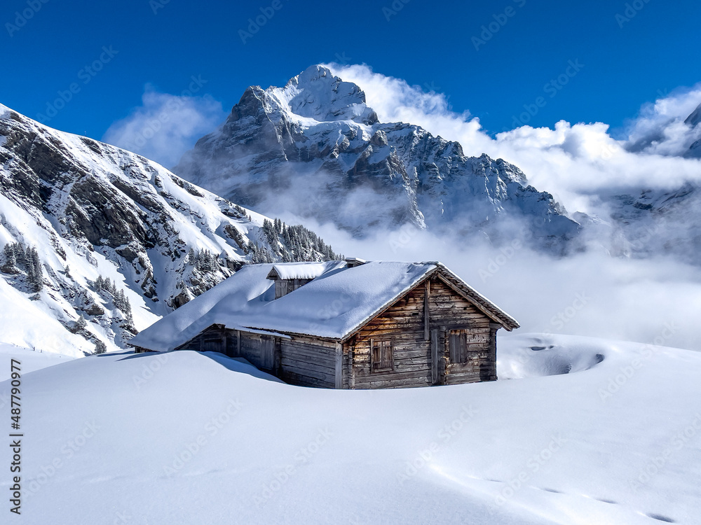 Einsame Hütte in den Schweizer Alpen