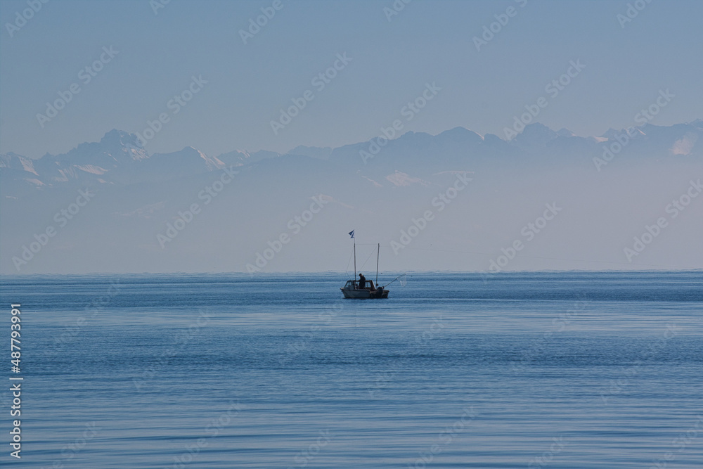Einzelnes Fischerboot auf dem Bodensee - obrazy, fototapety, plakaty 