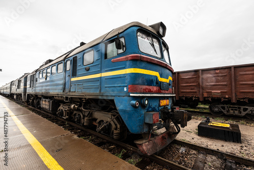 Eine blaue Lok der transsibirischen Eisenbahn, welche von Moskau über Kasan, Jekaterinburg, Nowosibirsk, Ulan Bator nach Peking fährt