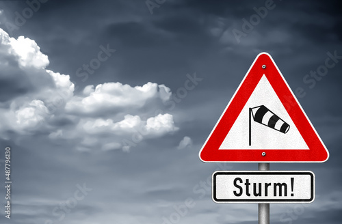Sturm - Warnhinweis auf Verkehrsschild photo