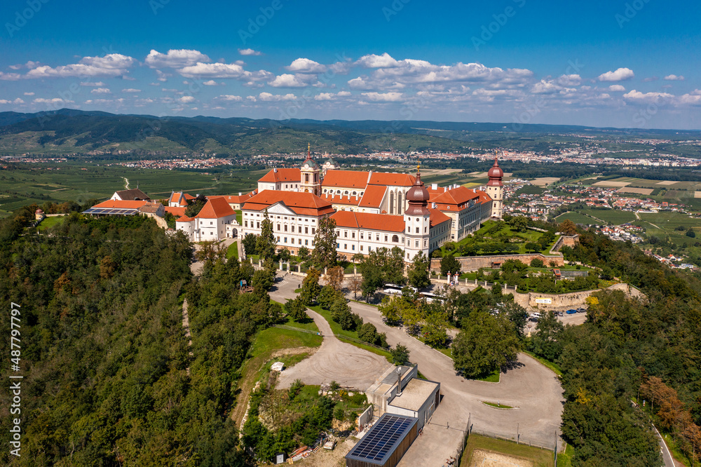Das Stift Göttweig ist ein Benediktinerkloster der Österreichischen Benediktinerkongregation. Es liegt in der Gemeinde Furth nahe Krems in Niederösterreich auf einem Hügel südlich der Donau am Ausläuf