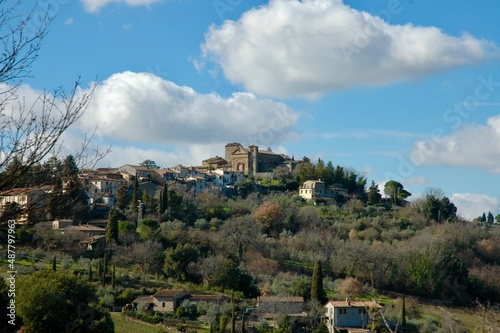 Collina di Panzano . Paese del Chianti nero Doc .In alto la parte antica con basilica e torre medievali .