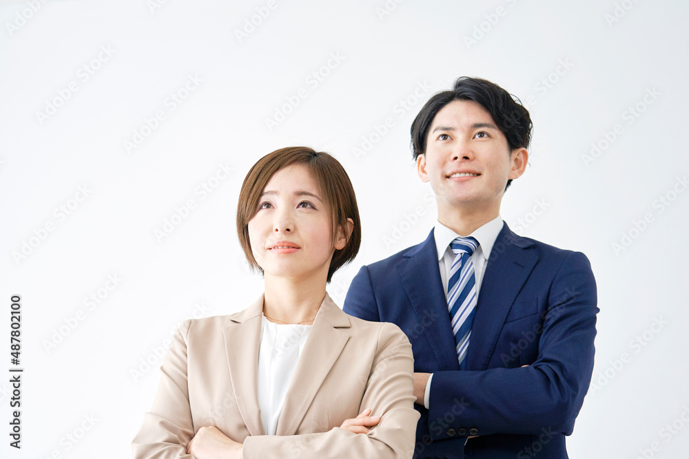 ビジネスウーマンとビジネスマン　腕組み　白背景