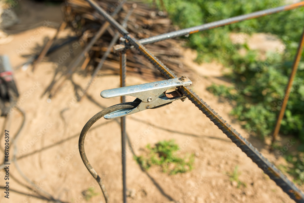 Welding clamp connected to a rebar structure Welding clamp connected to a rebar structure