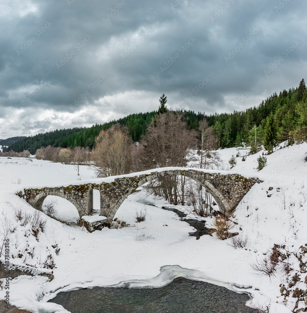 Römische Brücke Kemera im Rhodopen Gebirge in Bulgarien