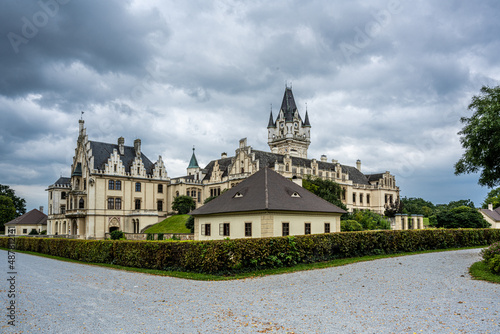 Schloss Grafenegg liegt in Niederösterreich beim Ort Haitzendorf und rund 14 km östlich von Krems. Es gehört mit Burg Kreuzenstein und Schloss Anif bei Salzburg zu den bedeutendsten Schlossbauten des  photo