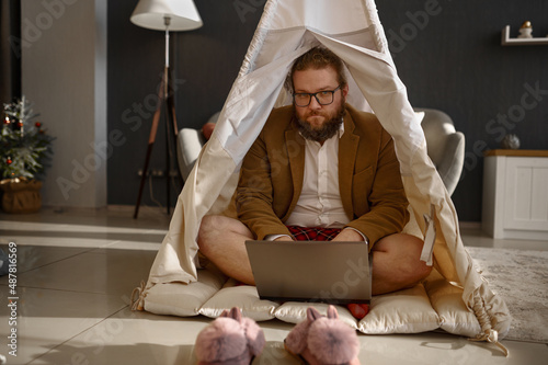 Canvas Print Happy businessman working laptop in home tent