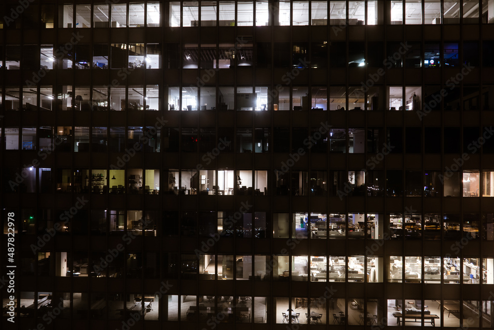 Bürogebäude bei Nacht 
