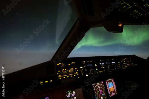 Nordlichter aufgenommen aus dem Cockpit 