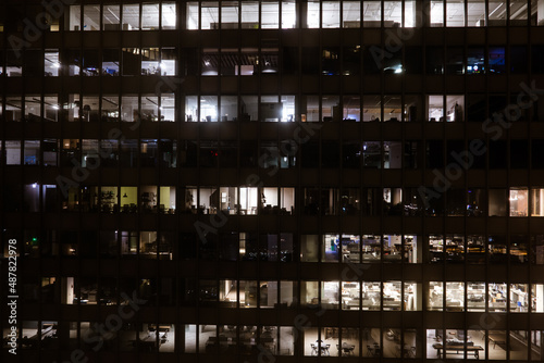 Bürogebäude bei Nacht 