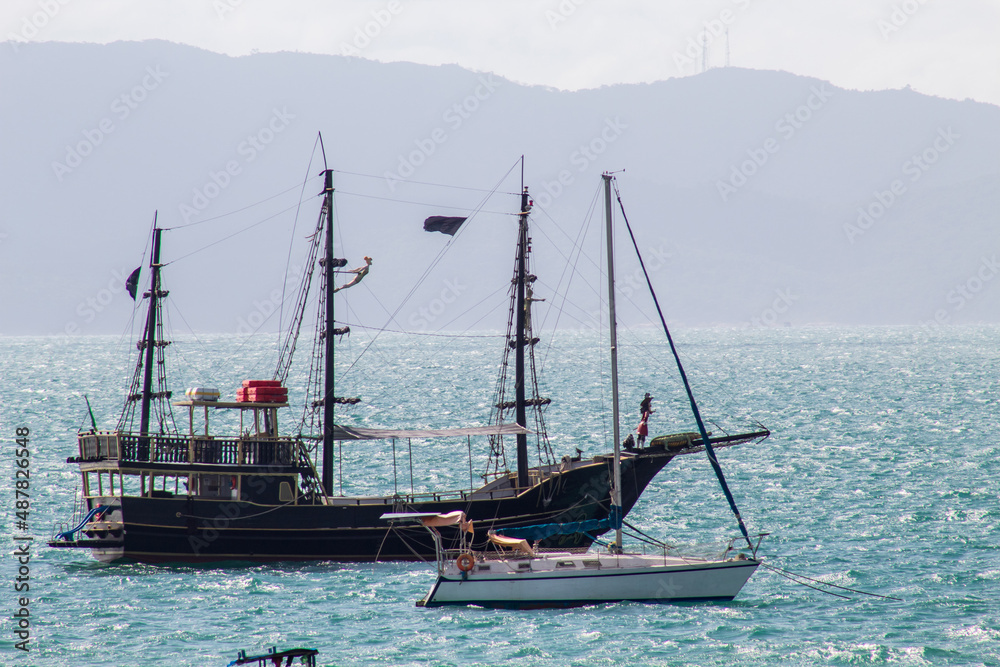 barco pirata e veleiro  na praia da Cachoeira do Bom Jesus Florianópolis Santa Catarina Brasil