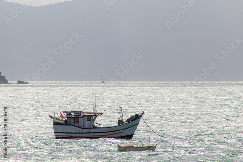 barco pesqueiro  na praia da Cachoeira do Bom Jesus
Florianópolis Santa Catarina Brasil
