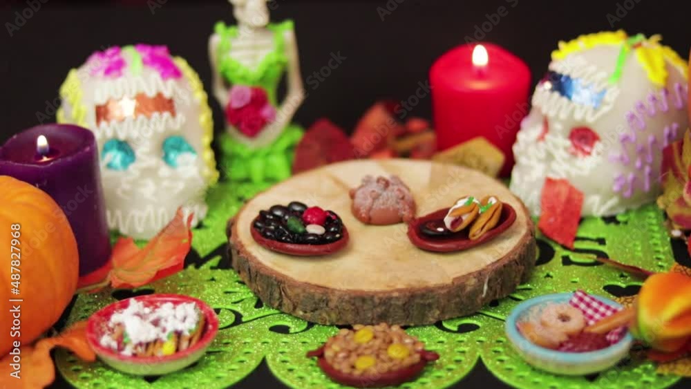 Día de muertos. Tradición Mexicana. Cultura y religión. Velas, calaveritas de azúcar, papel picado, comida miniatura y otras decoraciones. Mini altar. 