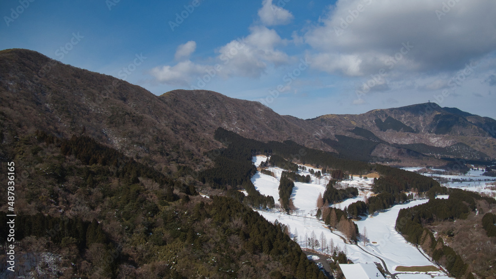 雪の積もる箱根と芦ノ湖の空撮