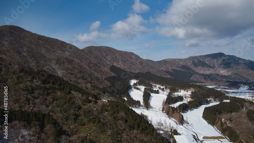 雪の積もる箱根と芦ノ湖の空撮