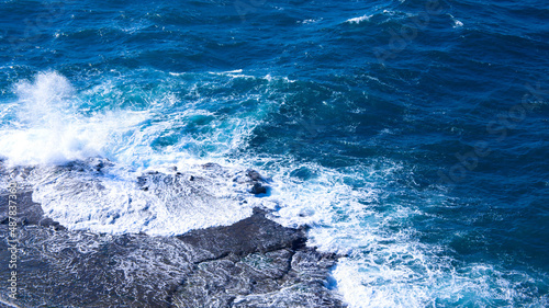 岩を覆う波しぶきと海の対比（静と動）