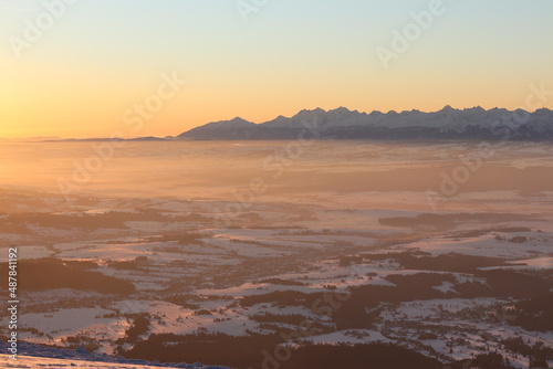 Wschód słońca na Babiej Górze, Beskid Żywiecki, widok na Tatry © Monika