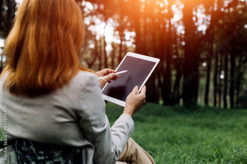 Obraz premium Digital marketing media in virtual screen.businesswoman hand working with mobile phone and modern compute with VR icon diagram at office in morning light