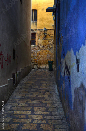 calle en casco viejo de Tarragona, España © antonio