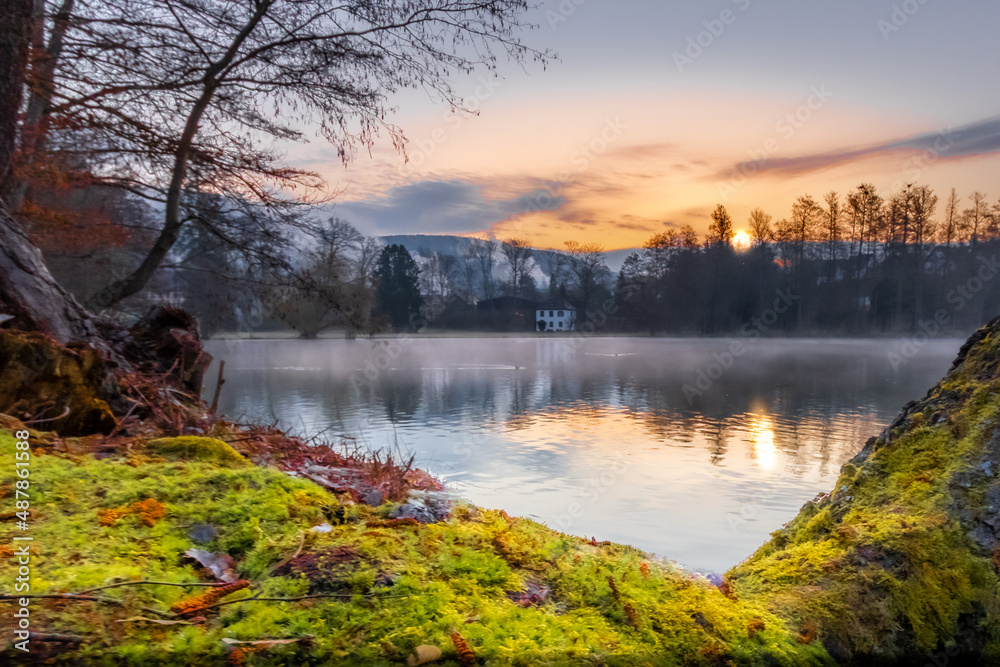 Fototapeta premium Amorbacher Seegarten zum Sonnenaufgang