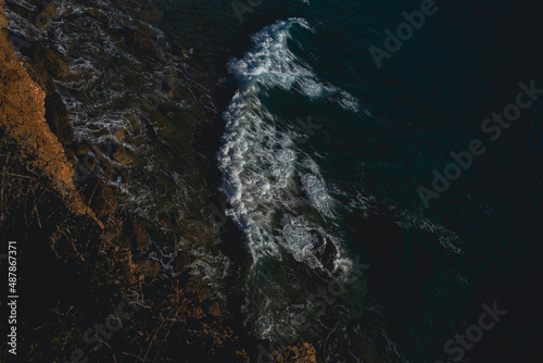 Welle in Spanien von einer Klippe fotografiert.