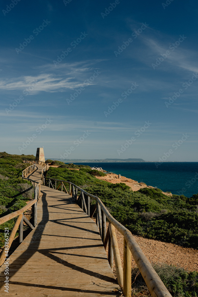 Steilküste in Spanien von einem Aussichtspunkt fotografiert. 