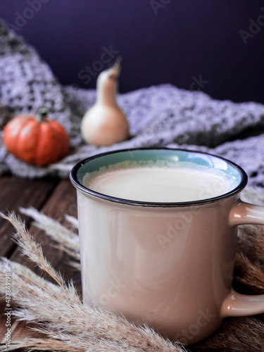 CAFÉ CON LECHE EN LA MESA