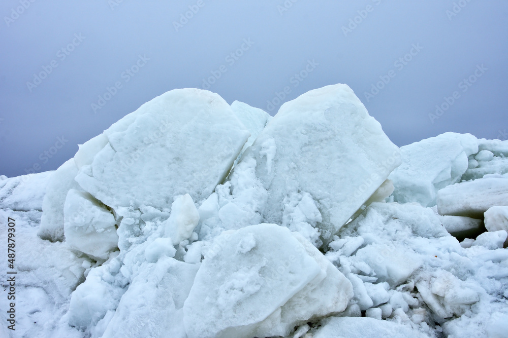 Φωτογραφία Ice hummocks on the coast of the Gulf of Finland in the spring (winter) season
