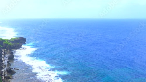 沖縄県伊江島の湧出（ワジ）という美しい海岸の風景のパンシフト映像