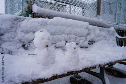 ベンチの上の雪だるま