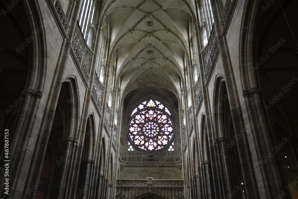 Wnętrze Katedry Św. Wita na Hradczanach z gotycką rozetą nad ołtarzem, Praga