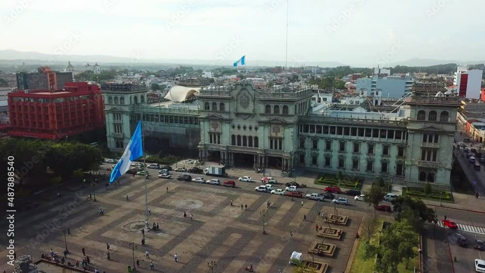 Video de dron del Palacio Nacional de la Cultura, el edificio principal del Estado y gobierno al igual que museo, ubicado en el Centro Histórico en la zona 1 de la Ciudad de Guatemala, Guatemala.