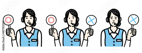 マルバツの札を持っているオペレーターの若い女性のセット
