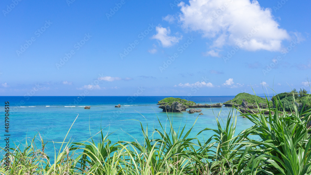 南国沖縄のエメラルドグリーンの綺麗な海