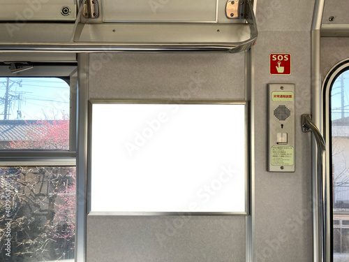 電車の車内のドア付近の交通広告　サイネージ　空白テンプレート素材