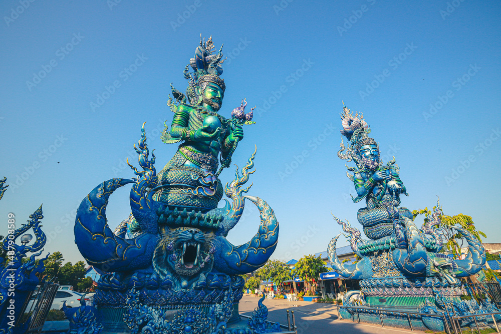 Fototapeta premium Wat Rong Suea Ten, Blue Temple, Chiang Rai, Thailand
