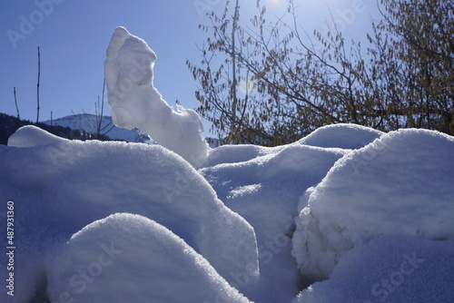Eiskristalle und Schnee vor blauem Himmel und winterlicher Landschaft  © Rudolf