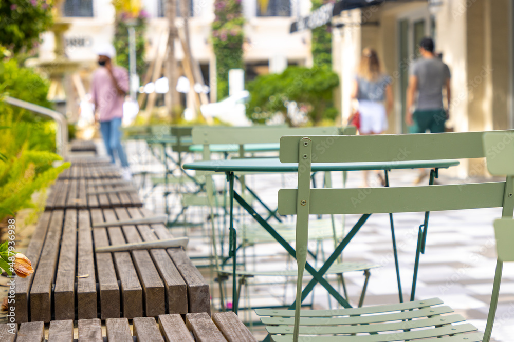 Seating in a downtown urban shopping plaza - obrazy, fototapety, plakaty 