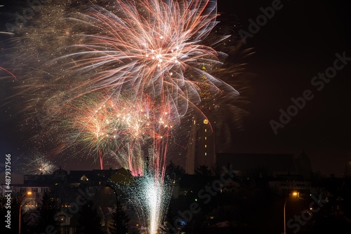 Mit einem Silvesterfeuerwerk über der isländischen Hauptstadt begrüßen die Isländer das neue Jahr. / The Icelanders greet the new year with New Year's Eve fireworks over the Icelandic capital.